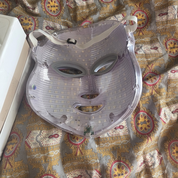 Light Therapy LED Face Mask - Cream - Picture 3 of 7
